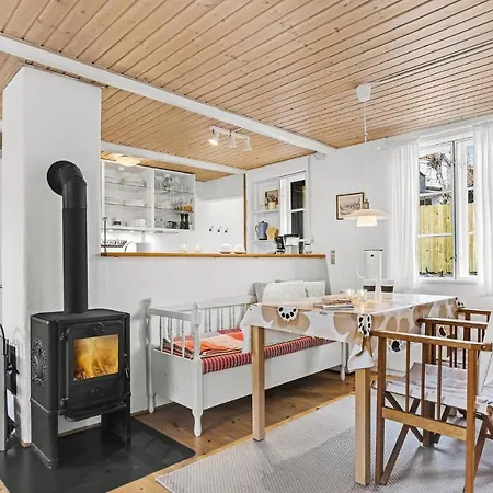 2 Bedroom Lovely In 펜션 알링에