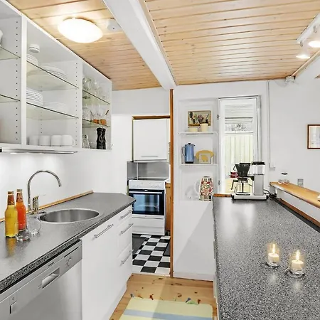 2 Bedroom Lovely In 펜션 알링에